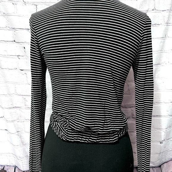 Heart and Hips crop fitted top - Picture 5 of 5